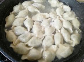 锅内放水烧开下入饺子，我一般是点三次水煮三开，再开盖煮2-3分钟。