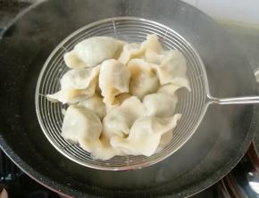 胖乎乎的饺子出锅了。