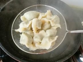 胖乎乎的饺子出锅了。