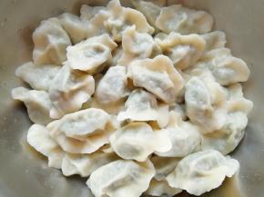 饺子捞出来放在盆里，如果吃不完担心粘在一起，就放一点香油上下晃一下。