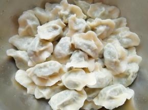 饺子捞出来放在盆里，如果吃不完担心粘在一起，就放一点香油上下晃一下。