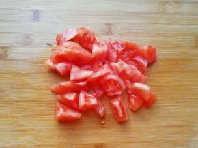 番茄去皮切成小块。