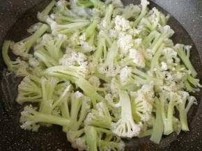 锅内放水烧开，下入有机菜花焯水，焯好以后捞出过凉水，控干水分备用。