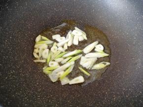 炒锅烧热倒入适量的食用油，下入葱蒜炒香。