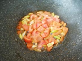 翻炒至番茄出汁。