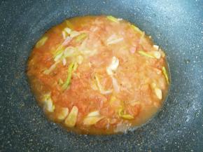 加小半碗开水烧开，小火熬至汤汁浓稠。