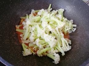 下入焯好的有机菜花翻炒均匀。