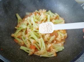 放鸡精翻炒均匀出锅。