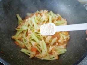 放鸡精翻炒均匀出锅。