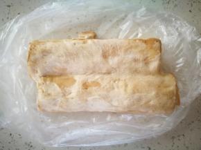 就是长得酱紫的霉千张，上面有发酵好的菌丝，味道也和臭豆腐一样，这个东东发酵得越臭，就越香，就是另类臭豆腐