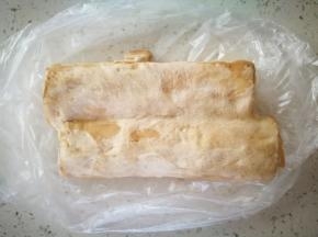 就是长得酱紫的霉千张，上面有发酵好的菌丝，味道也和臭豆腐一样，这个东东发酵得越臭，就越香，就是另类臭豆腐