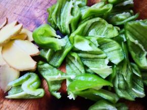 生姜，青椒，洗净切片