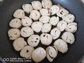 平底锅放油，摆入千张块