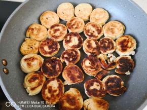 一心不能二用，煎的时候玩手机了，有些过了。。。煎到两面焦黄，取出装碗备用