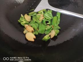 热锅凉油，放入姜片炸香，之后放入青椒翻炒断生