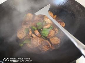 放入煎好的霉千张，加入生抽，老抽，香醋一喷 ，翻炒均匀后，加盐，可以稍咸点，之后倒入适量热开水，炒均匀，盖上锅盖焖煮两分钟起锅，真的特别香特别下饭。这次买的也很好，有的发酵时间短了，味道差很多！