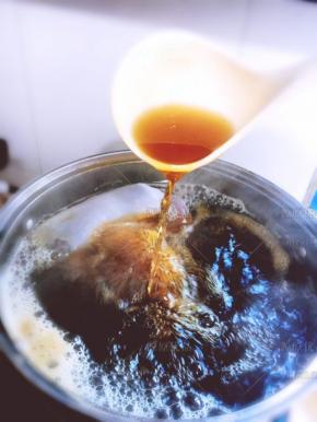 把姜、枣、罗汉果等食材放进去秀20分钟捞出，并继续中小火熬制浓稠，放入川贝粉关火出锅。