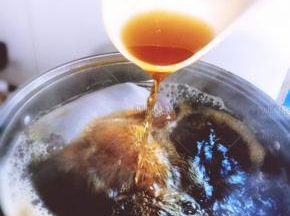 把姜、枣、罗汉果等食材放进去秀20分钟捞出，并继续中小火熬制浓稠，放入川贝粉关火出锅。