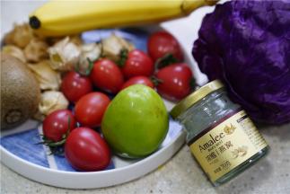 如图这款沙拉用到了水果及蔬果（小番茄，猕猴桃，香蕉，姑娘果，紫甘蓝包菜），浓缩燕窝。