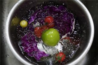 备细盐水一份，除浓缩燕窝，其它食材全部入水里泡洗。