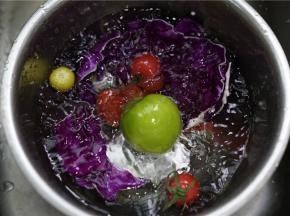 备细盐水一份，除浓缩燕窝，其它食材全部入水里泡洗。