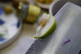 对于切青枣，我们可以如图这样子斜切下去，然后顺着核一圈顺过来就行啦。