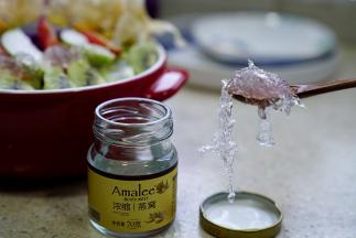 沙拉摆好盘之后，将浓缩燕窝码淋在沙拉表面，朋友跟我讲这浓缩燕窝是整盏炖制的，看到这样子的成色，我是信了。