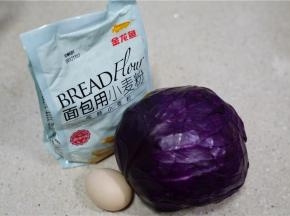 如图这一款面条用到了紫甘蓝，金龙鱼面包用小麦粉，也就是我们俗称的高筋粉，再就是鸡蛋。