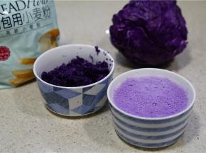 将紫甘蓝洗好，然后入原汁机，榨取出菜汁，这色泽是不是太仙了呢。