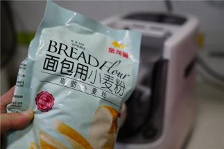 然后将面粉加至到面条机里面，选择和面模式进行操作。