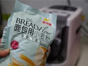 然后将面粉加至到面条机里面，选择和面模式进行操作。