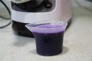 然后将紫甘蓝汁倒在量杯里，500克的粉，200克的汁，刚刚好。