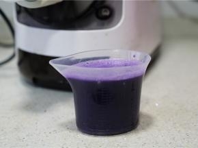 然后将紫甘蓝汁倒在量杯里，500克的粉，200克的汁，刚刚好。