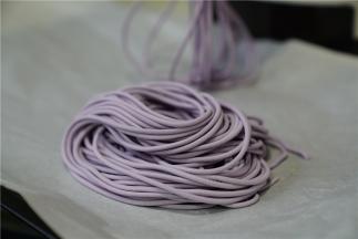 面条机先和面一个程序，然后再选择出面，如图就是刚做出来的面条，看着是不是就超筋道呢。