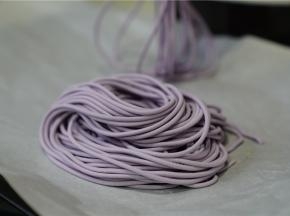 面条机先和面一个程序，然后再选择出面，如图就是刚做出来的面条，看着是不是就超筋道呢。