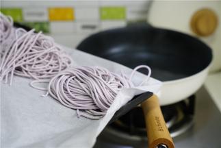 锅里加水煮开，将做好的面条下锅，轻轻划散，然后煮至面条熟透。