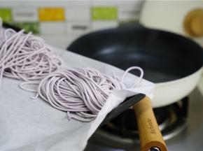 锅里加水煮开，将做好的面条下锅，轻轻划散，然后煮至面条熟透。