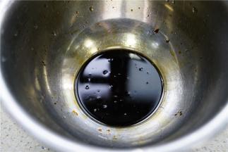 用二茶匙的生抽，半茶匙老抽，一茶匙陈醋，再加入香菇葱油汁一份。