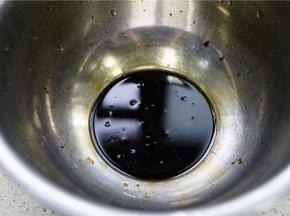 用二茶匙的生抽，半茶匙老抽，一茶匙陈醋，再加入香菇葱油汁一份。