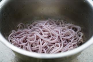 将仙仙的面条控水转至调味碗里，这个时候色泽还是极美的呢。