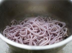 将仙仙的面条控水转至调味碗里，这个时候色泽还是极美的呢。