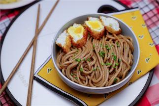 拌至面条均匀挂味之后，再煎一荷包蛋，切分好摆在面上就可以啦。感谢朋友们的围观，喜欢的可以复制一下哦。