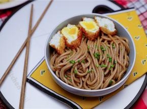 拌至面条均匀挂味之后，再煎一荷包蛋，切分好摆在面上就可以啦。感谢朋友们的围观，喜欢的可以复制一下哦。