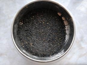 将黑芝麻淘洗一下，沥净水分。