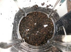 把黑芝麻和水倒入米厨破壁机内。