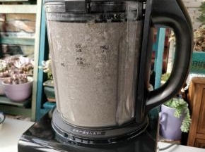 研磨的过程中会有芝麻的香味从蒸汽孔飘出，但是不会溅出来。完成后有蜂鸣提示音，可以从杯壁上看到黑芝麻已经被打磨得很细腻，没有大颗粒残留。