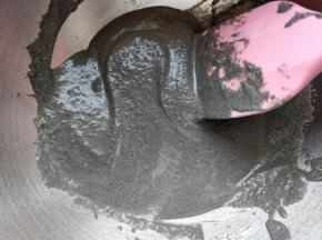 将磨好的黑芝麻液倒入和面盆中，加入酵母粉搅匀。