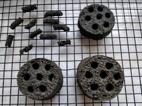 用粗细合适的吸管在发糕上戳出孔洞，像蜂窝煤的样子就做好了。