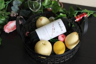 食材：红酒300ml、梨2个、柠檬2片，白砂糖60克。其中红酒选择的干红酒原装进口，梨挑选形状比较好，个头别太大。