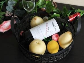食材：红酒300ml、梨2个、柠檬2片，白砂糖60克。其中红酒选择的干红酒原装进口，梨挑选形状比较好，个头别太大。
